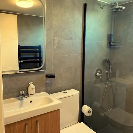 Апартаменты Beautiful One Bedroom 100 Meters From The Beach, Recently Renovated